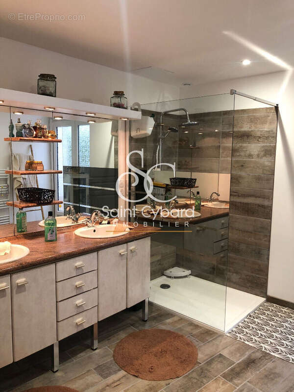 Maison à ROULLET-SAINT-ESTEPHE