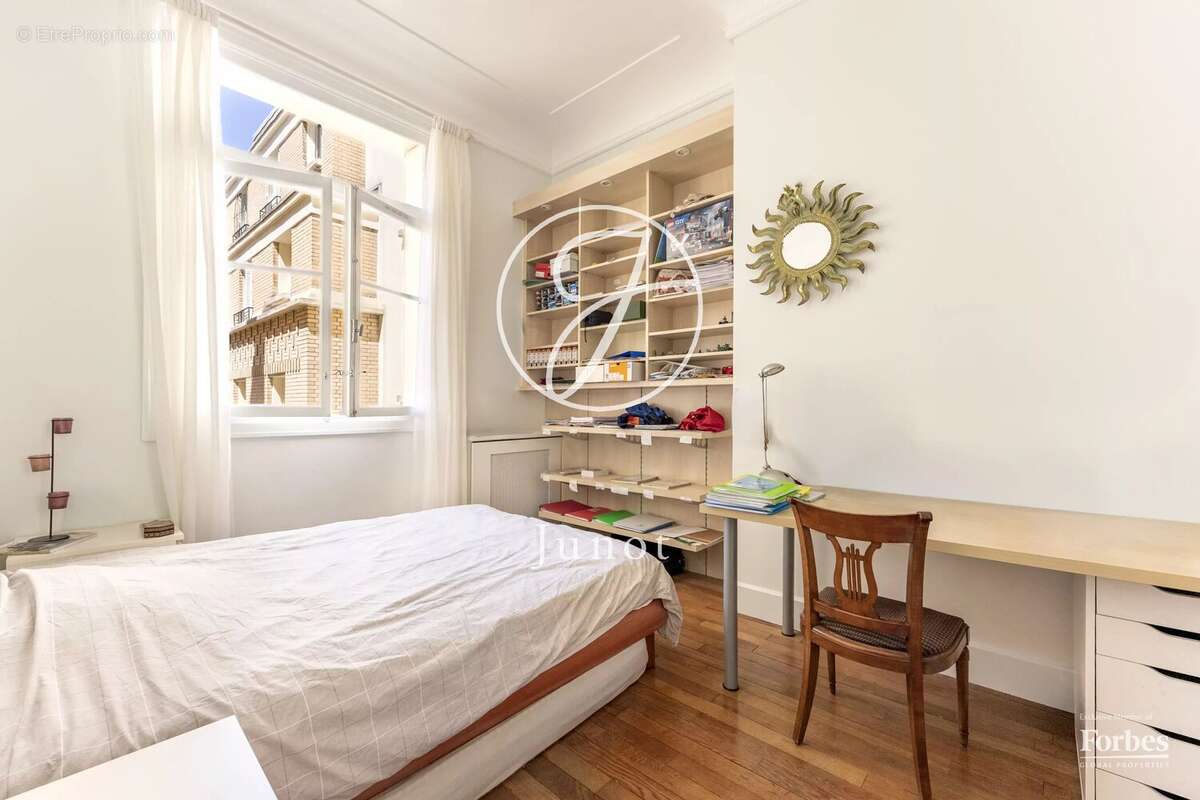 Appartement à PARIS-7E