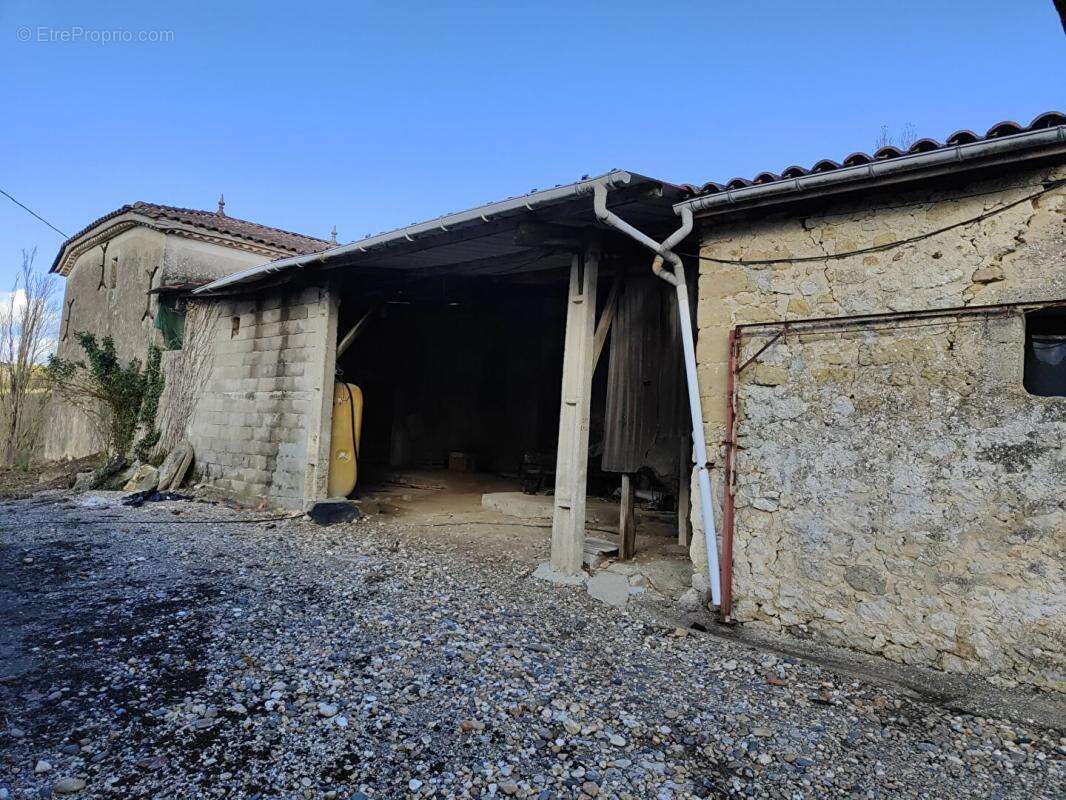Corps de ferme en pierre 300m²  à  réhabiliter + hangars sur terrain de 6500 m² - photo 8