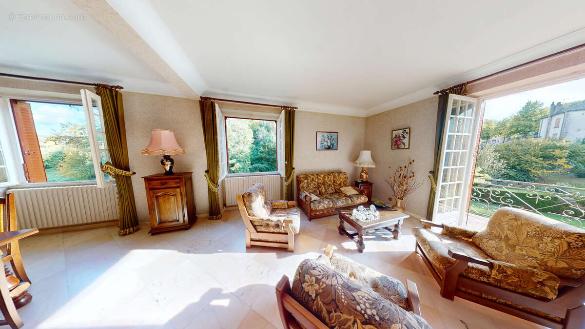 Appartement à SALLES-CURAN