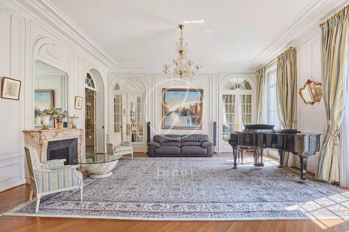 Appartement à PARIS-16E