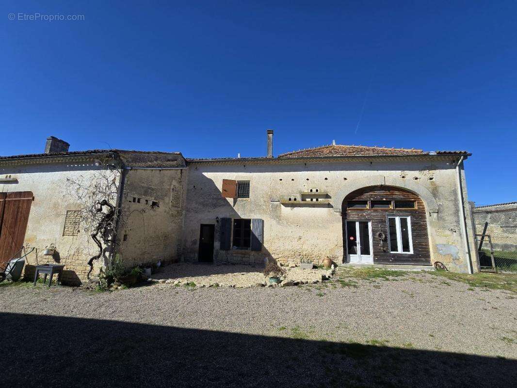 Maison à SAINT-PIERRE-DE-JUILLERS