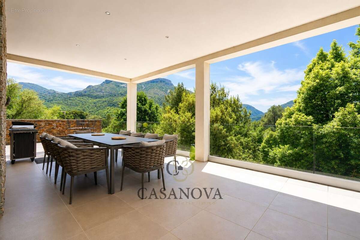 Propriété avec piscine intérieure et extérieure avec terrain de 5 300 m² à Sumène - photo 25