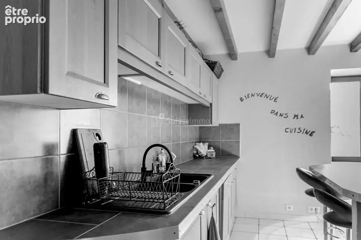 Beaux volumes pour cette maison avec agréable terrain et grande dépendance - photo 3