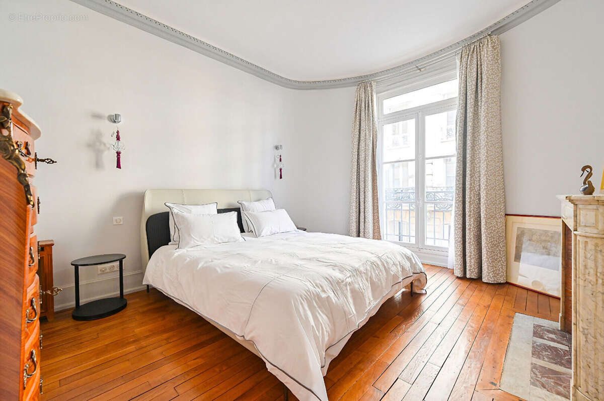 Appartement à PARIS-8E