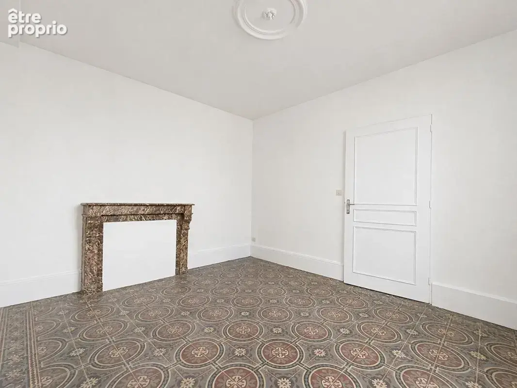 Maison de bourg du XIXe siècle,183 m², avec terrain et dépendances - VERNOIL LE FOURRIER (49390) - photo 2