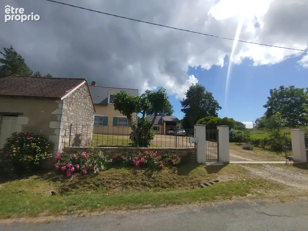 En exclusivité   Maison avec jardin arboré et dépendances   159 m2 au sol   Noyant-Villages (49490) - photo 1