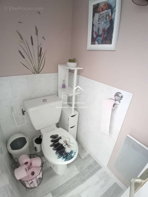 WC indépendant  - Maison à VAUX-SUR-VIENNE