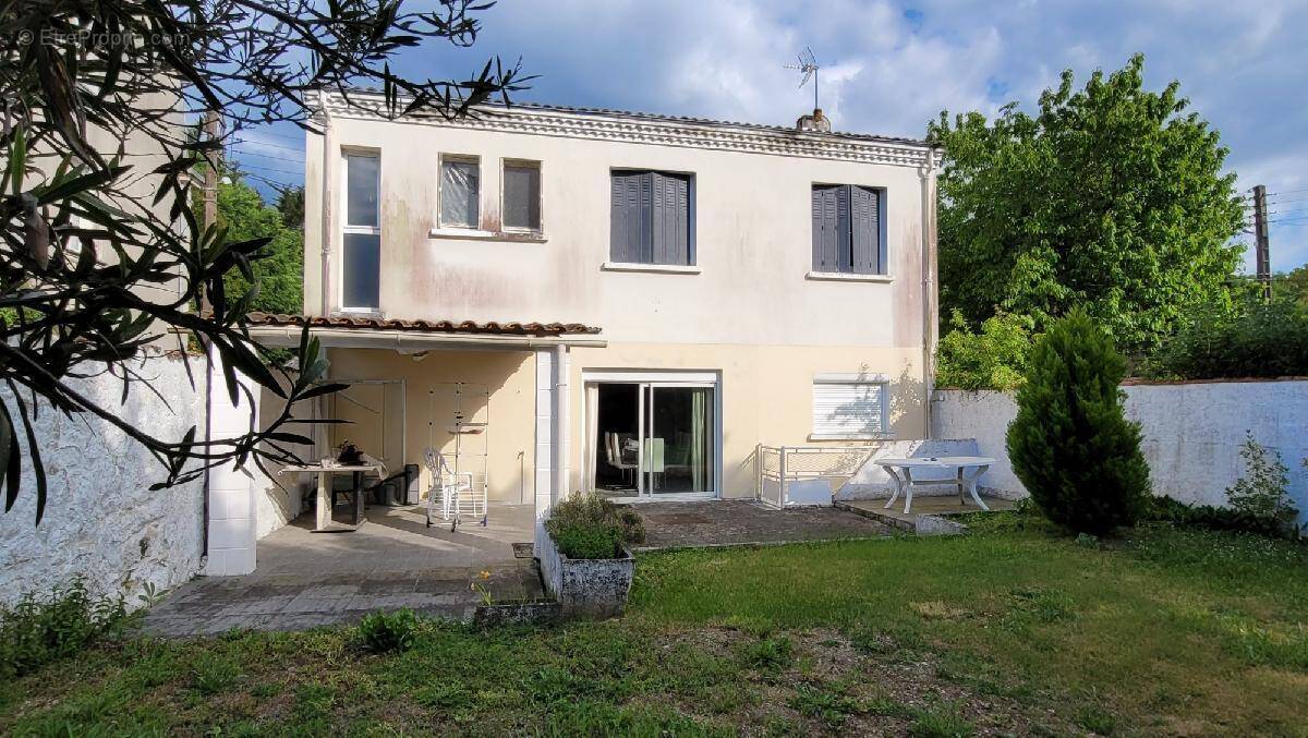 Maison à SAINT-JEAN-D'ANGELY