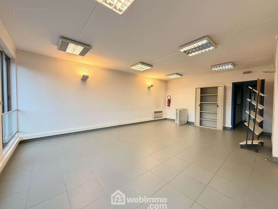 Installez votre entreprise dans un espace professionnel alliant visibilité et praticité - Commerce à LAON