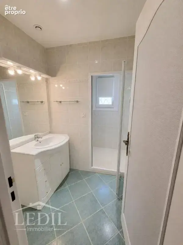 Maison de plain-pied avec 3 500 m² de terrain, dépendances et cadre de vie privilégié - photo 7