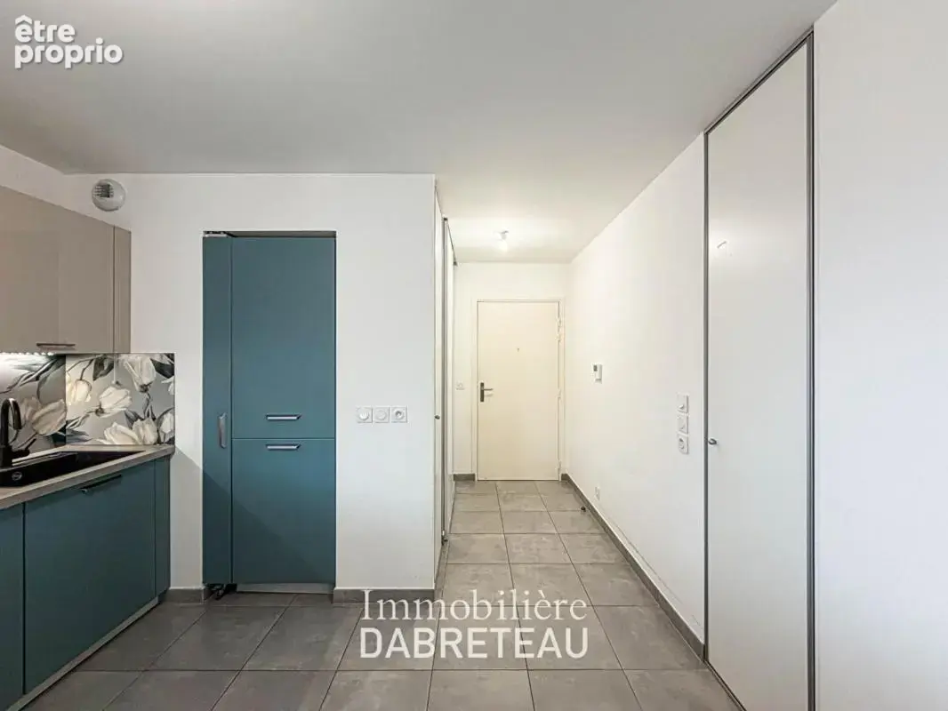 Vaulx en Velin - T4 de 75m2 en dernier étage avec grand balcon - photo 5