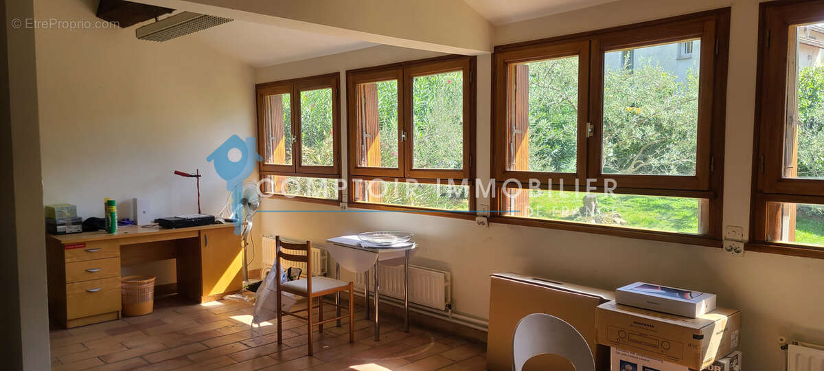 Collines - secteur residentiel - spacieuse villa 5 chambres avec piscine et dependances - photo 21