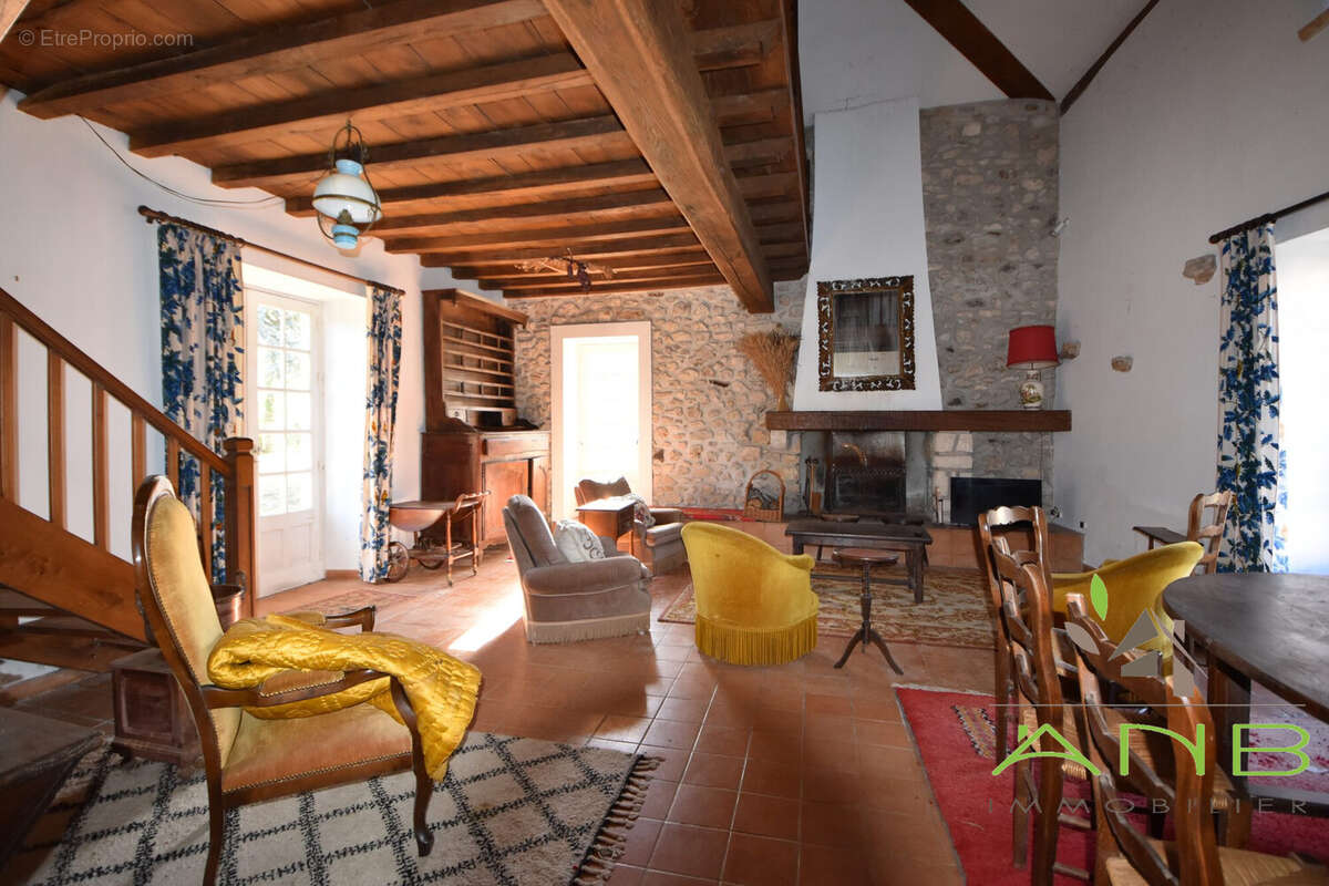 Maison 210 m² à Montbron  - photo 3