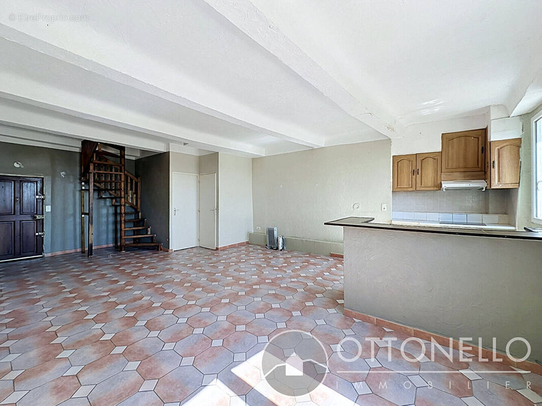 Appartement à ROQUEBRUNE-SUR-ARGENS
