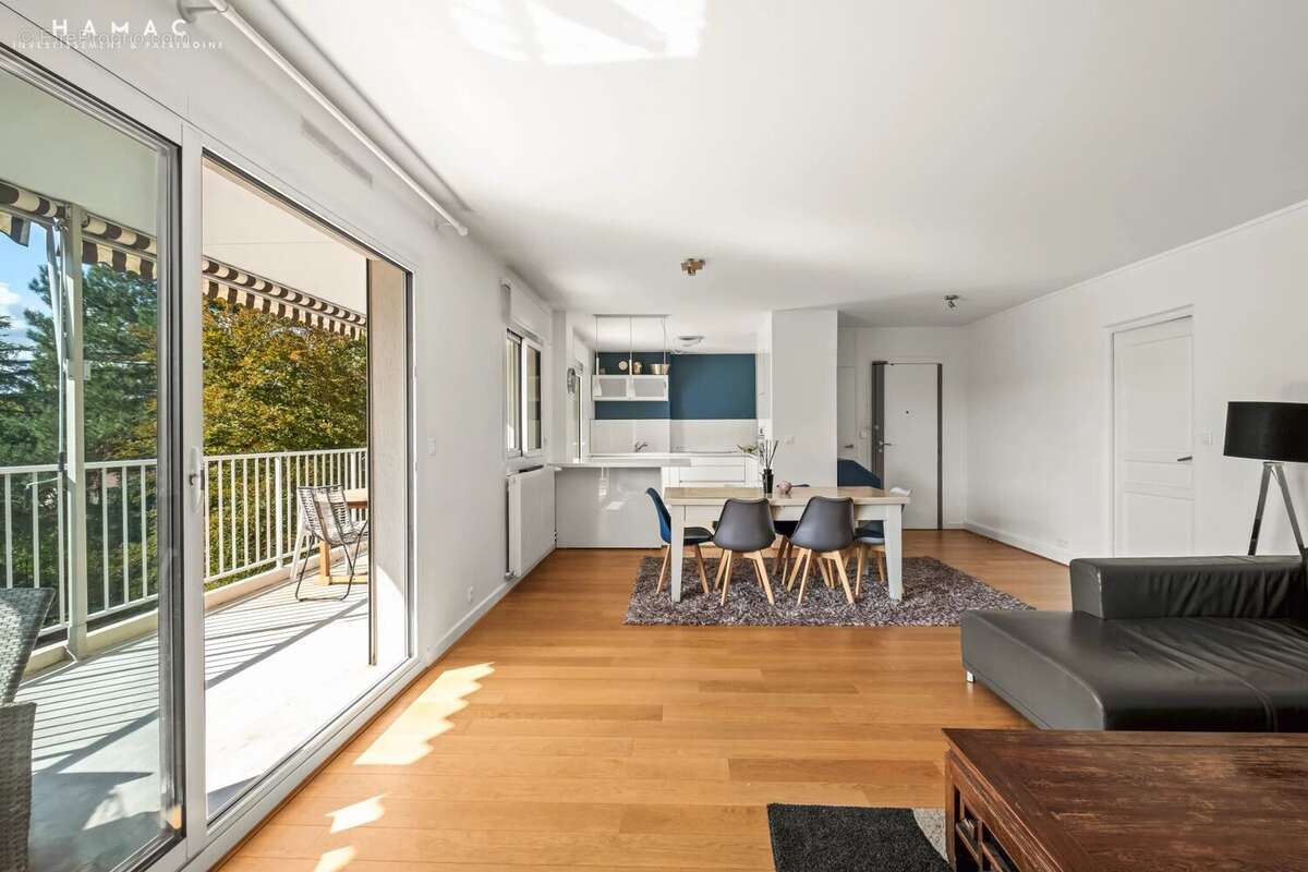 Écully Centre - À vendre - Appartement 5 pièces de 123 m² avec terrasse  - Garage & Place de parking privative - photo 3