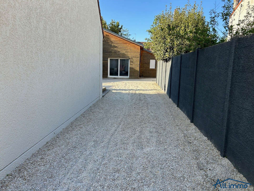 allée donnant sur le studio - Maison à SAINT-MAUR-DES-FOSSES