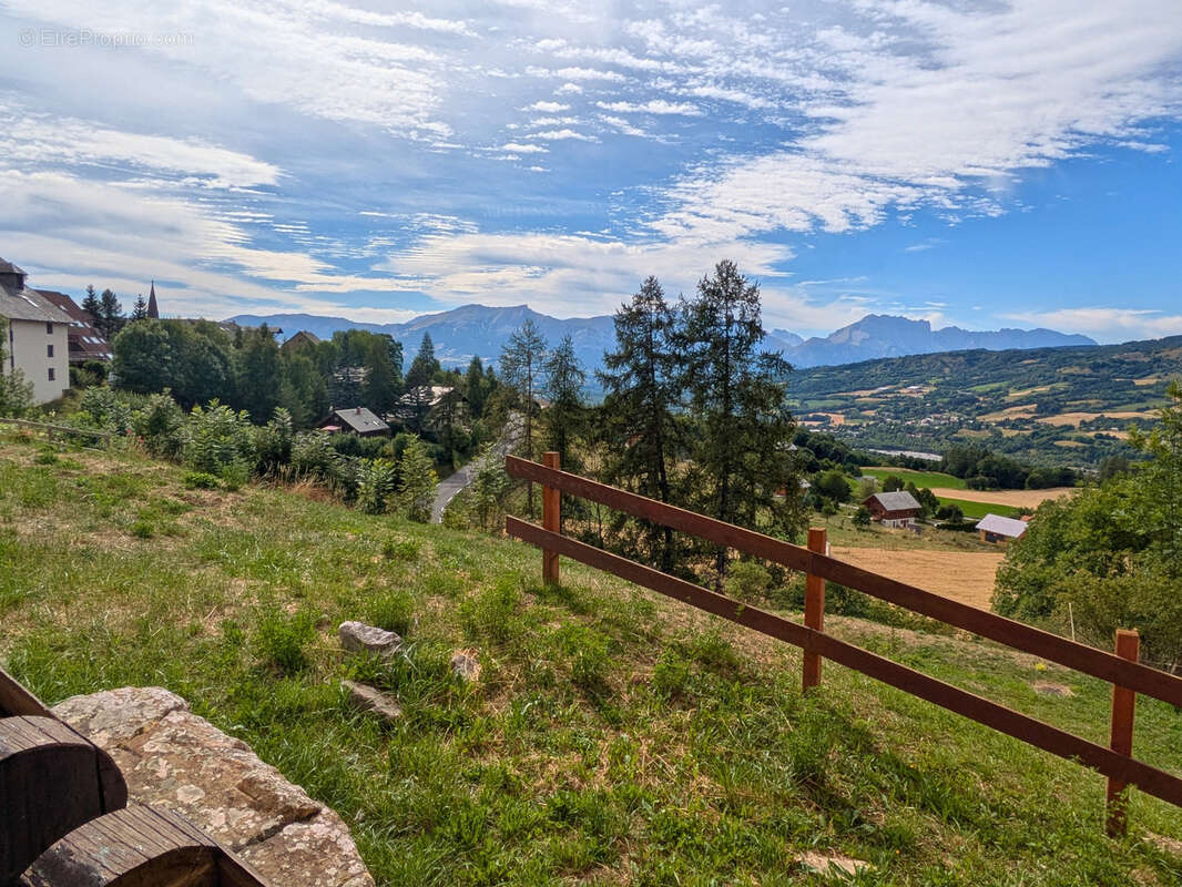 T3 au Cœur de Saint-Léger-les-Mélèzes : Un Nid Douillet avec cave ! - photo 2