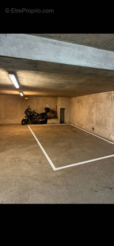 Parking à PARIS-11E