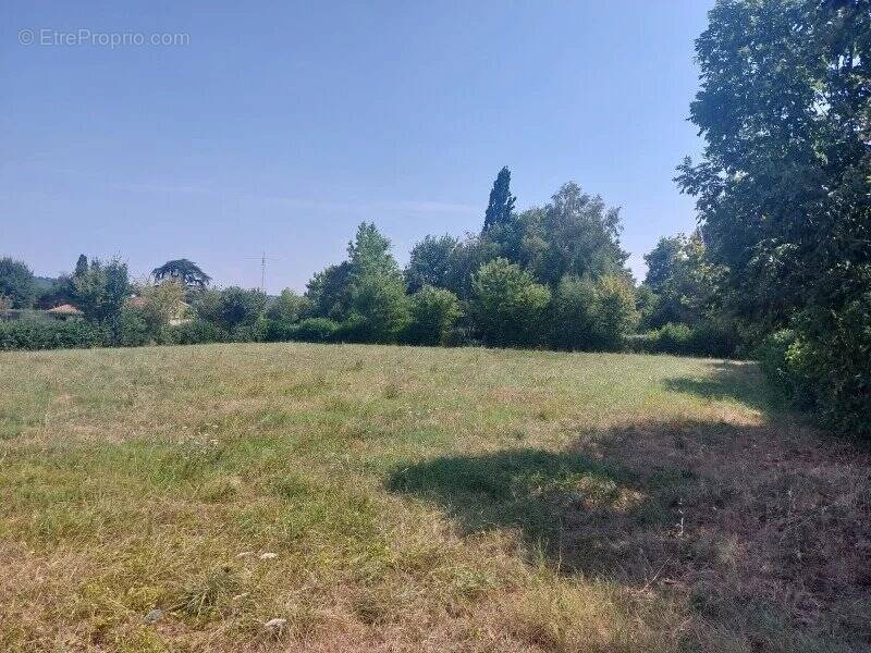 Terrain à SEISSAN