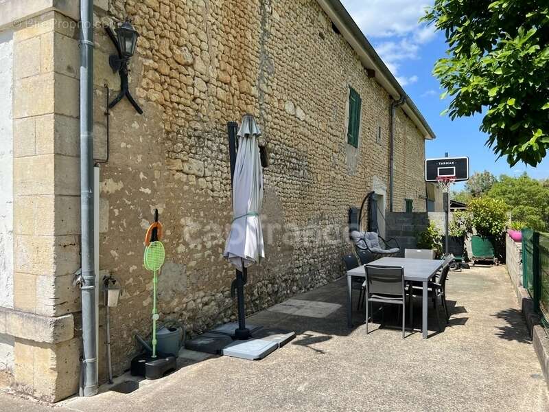 Propriété de caractère avec piscine et dépendances - Fort potentiel - Chevanceaux (17) - photo 13