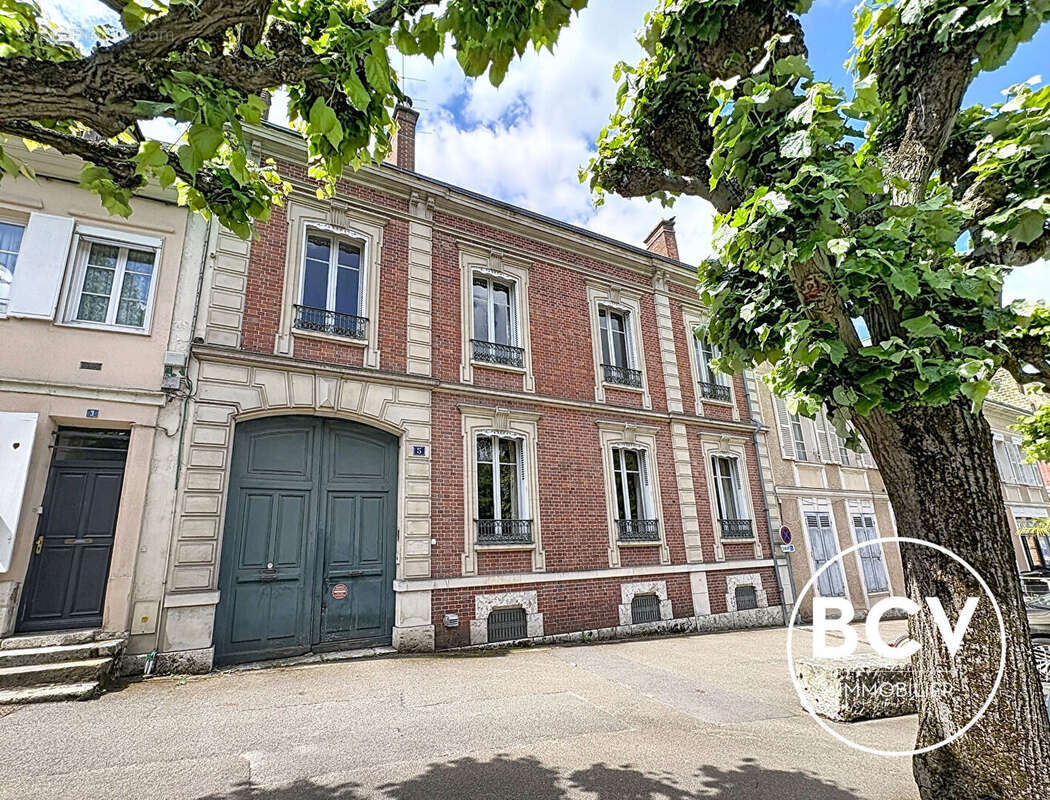 Maison de caractère et dépendances d'environ 320 m² - photo 2