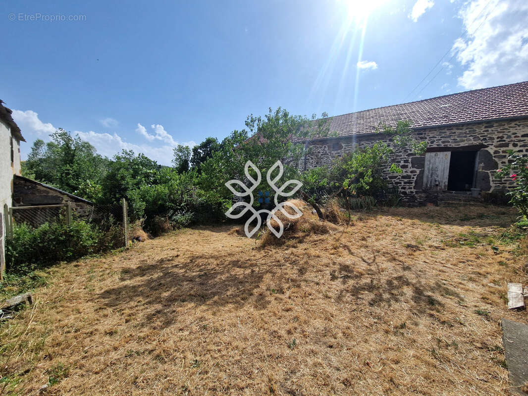 Maison de campagne avec dépendances et terrain de 1 193 m2 à Laurie - photo 3