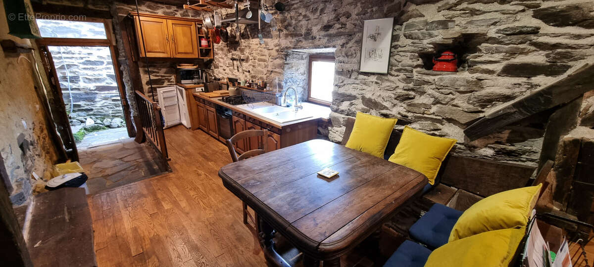 Maison à LACROIX-BARREZ