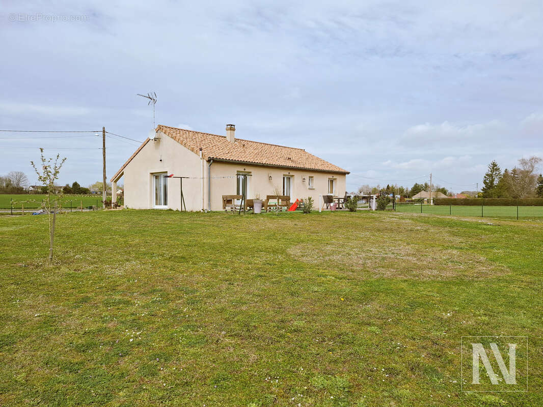 Maison à MONTSUZAIN