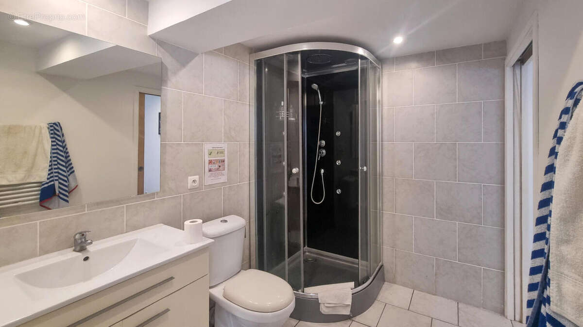 salle d'eau - Maison à PEYREFITTE-DU-RAZES