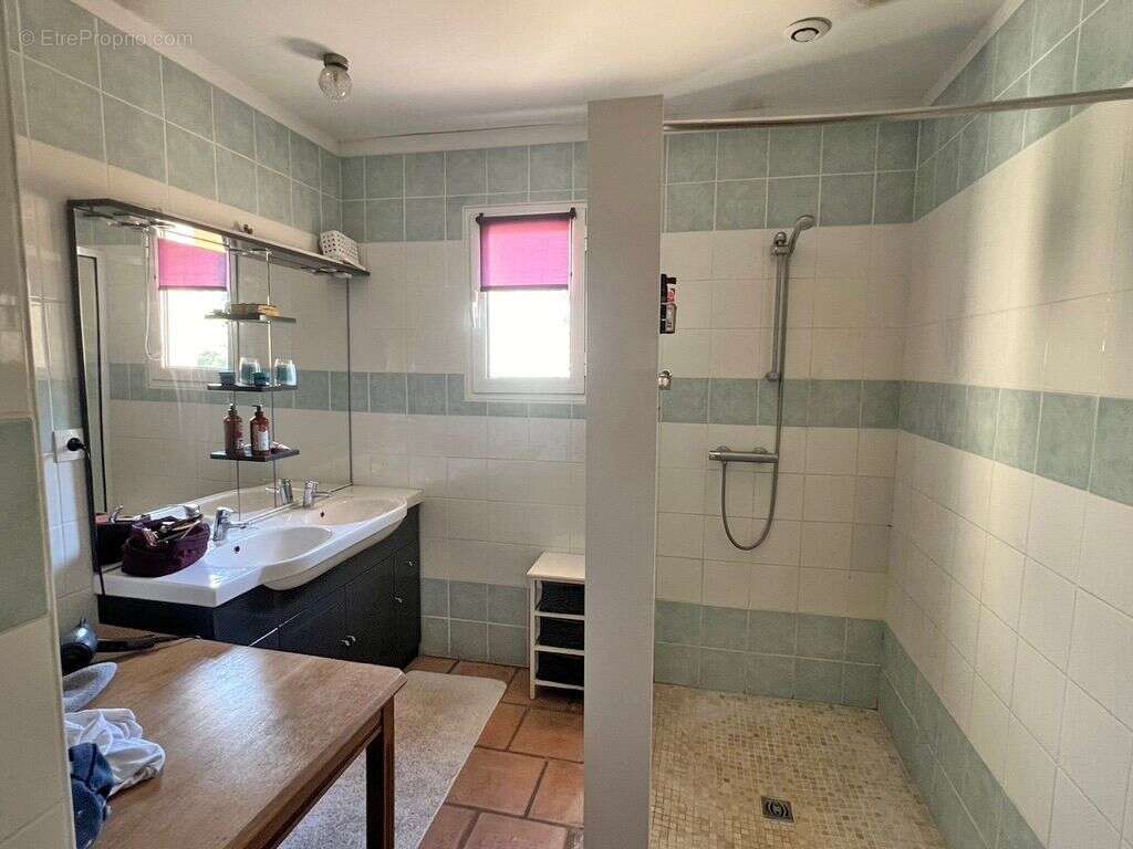 Maison à EGLISE-NEUVE-DE-VERGT