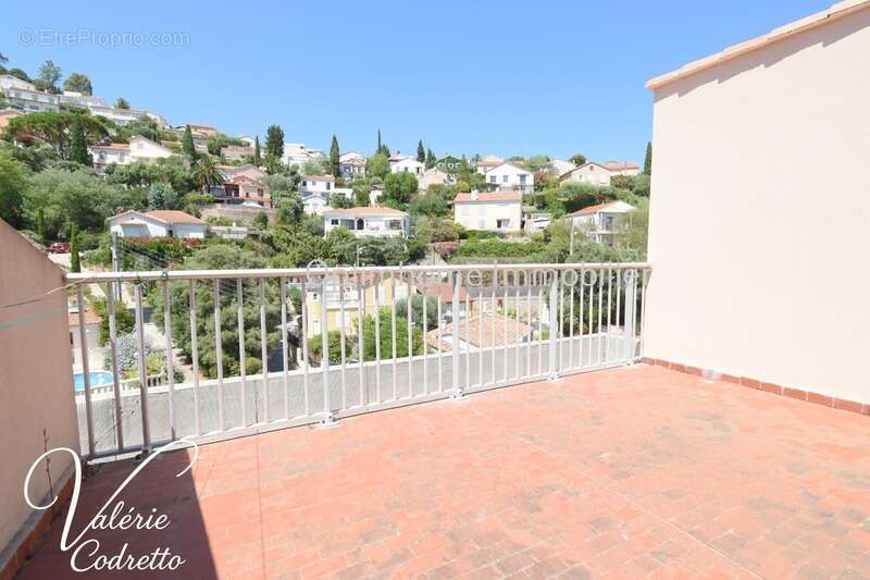 Appartement T3  dernier étage avec vue mer à Hyères  – Deux terrasses, parking et cave 83400 - photo 12