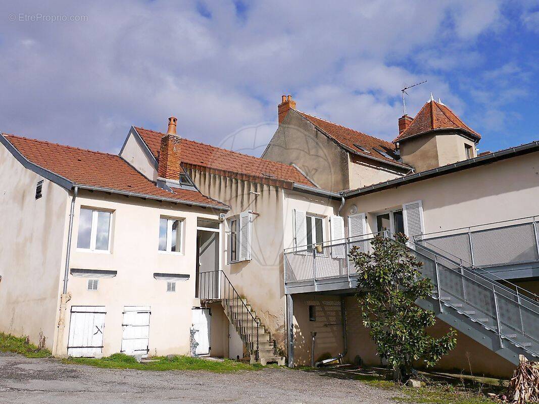 Commerce à SAINT-POURCAIN-SUR-SIOULE