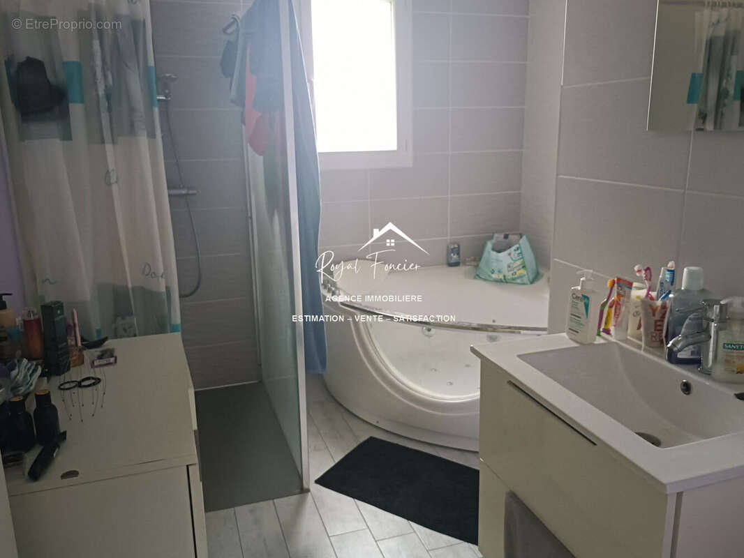 Salle de bains (avec balnéo) - Maison à VAUX-SUR-VIENNE