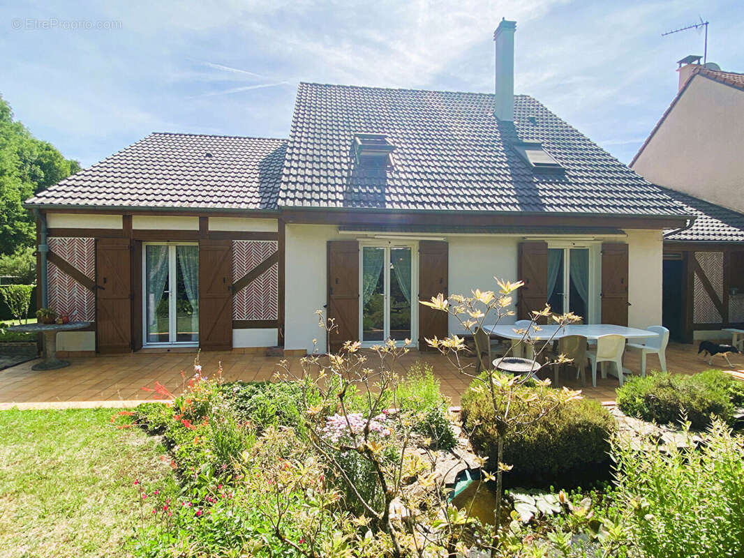 Maison à SAINT-JEAN-DE-BRAYE