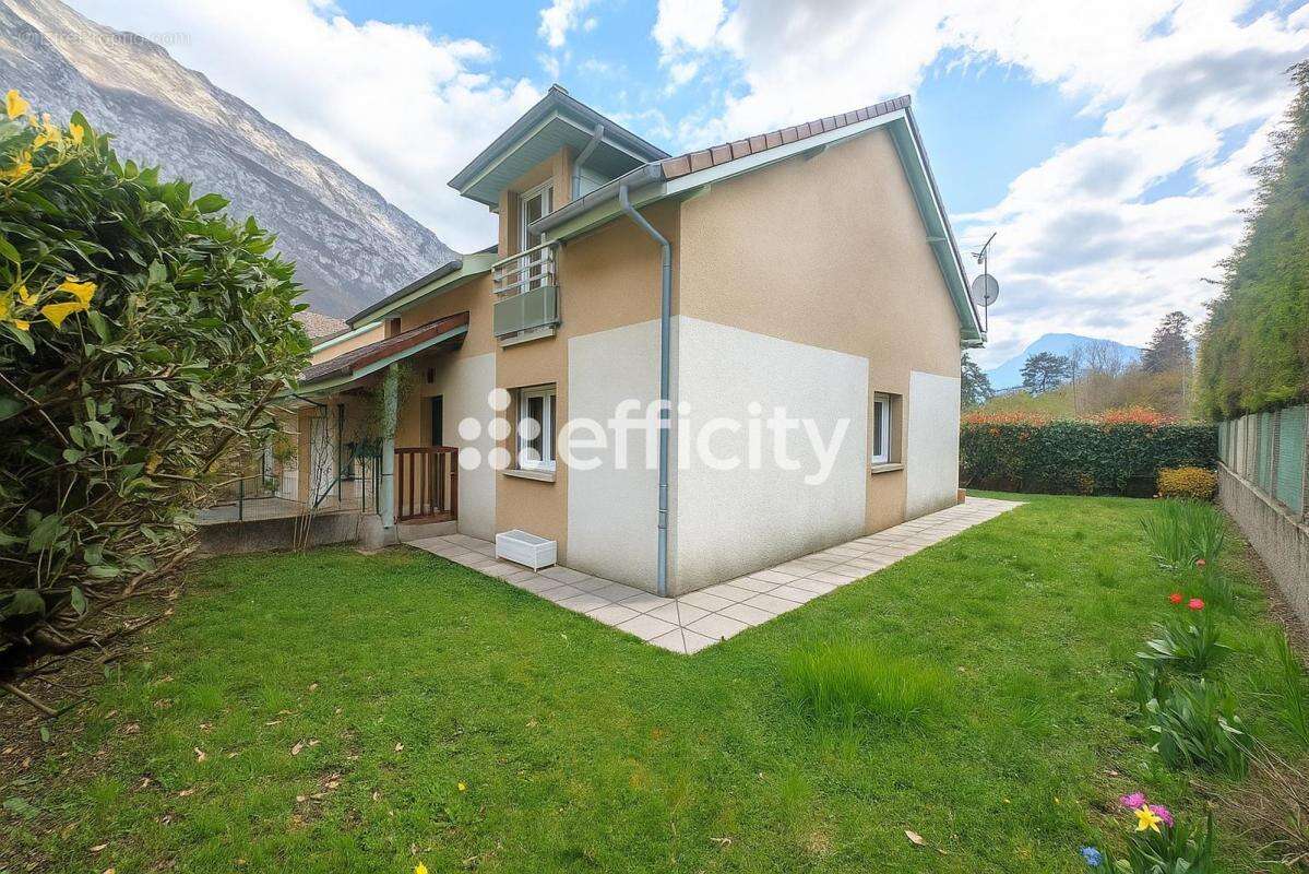 Maison à SAINT-EGREVE