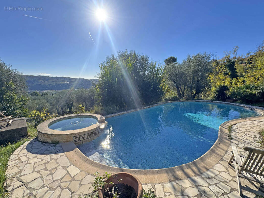 EXCLUSIVITE St JEANNET - Villa de 160 m2 avec piscine et vue dégagée - photo 10