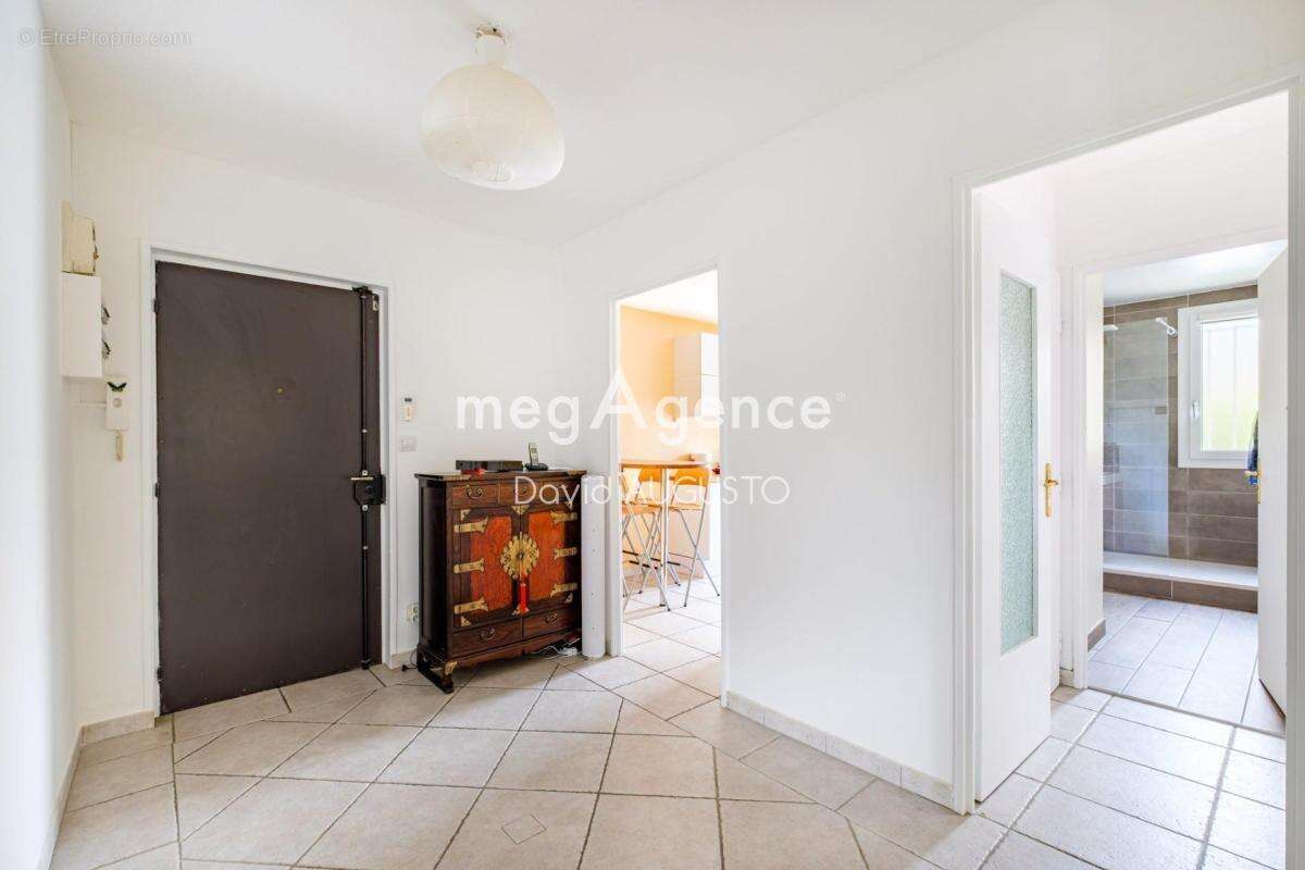 Appartement à LA TOUR-DE-SALVAGNY