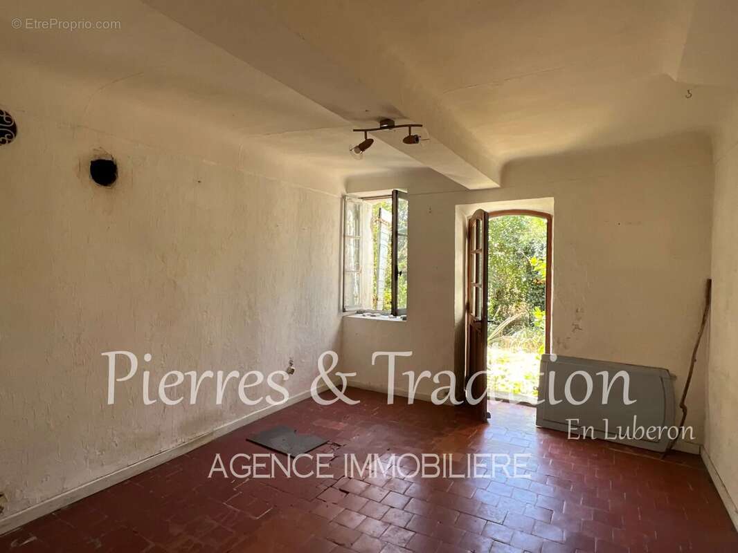 Luberon, bâti ancien à rénover sur plus d'un hectare de terrain proche commodités - photo 4