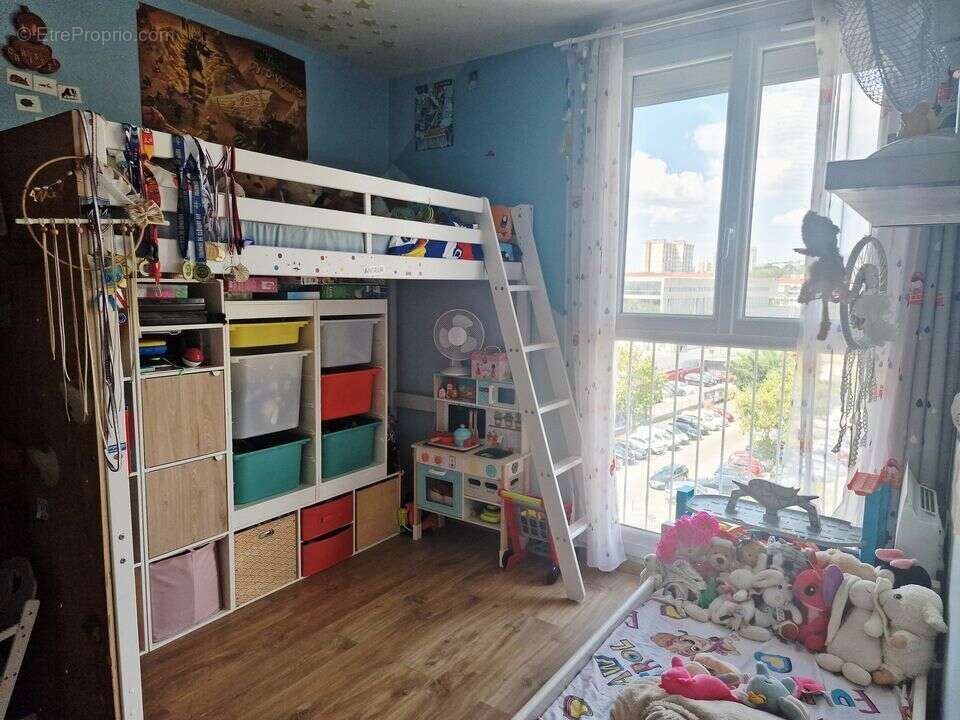 Type 3 -  Lumineux - Cave - Balcon - Climatisation - Dressing - Appartement à MARSEILLE-11E