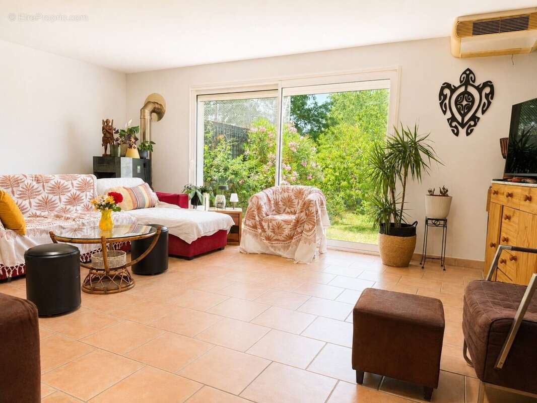 Maison familiale de 165 m² avec jardin, 5 chambres et revenus photovoltaïques  Le Gond-Pontouvre - photo 4