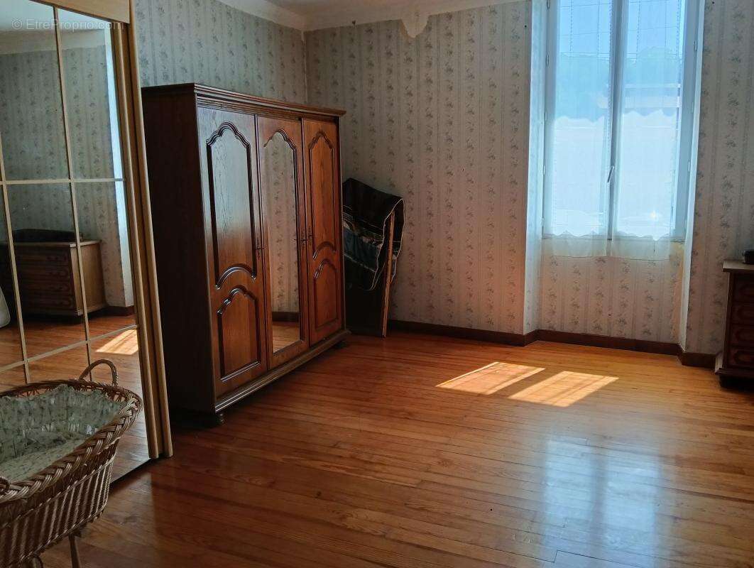 Maison en Pierres, 5 Chambres, 2 Salles d'eau, 2 Garages et un jardin - photo 10