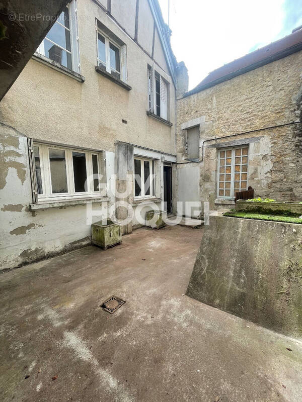 Appartement à COULANGES-LA-VINEUSE