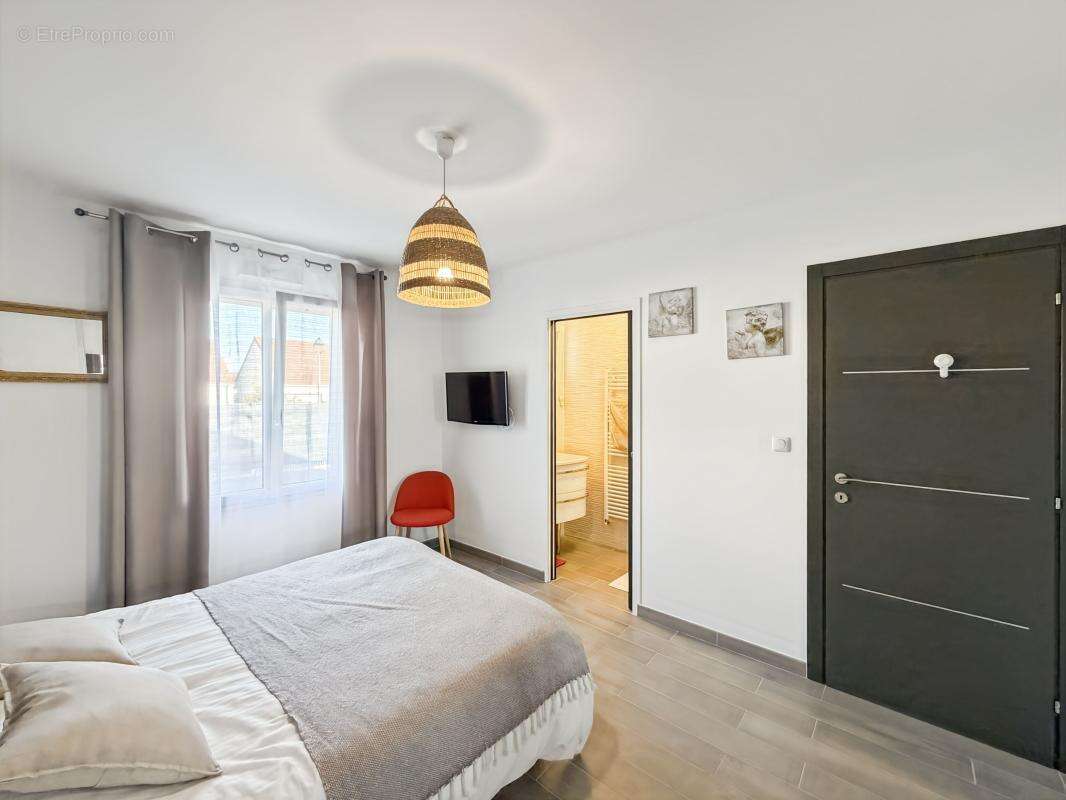 Marcilly-en-Villette – Maison de plain-pied 105 m² avec piscine couverte, jardin sans vis-à-vis et prestations soignées - photo 14