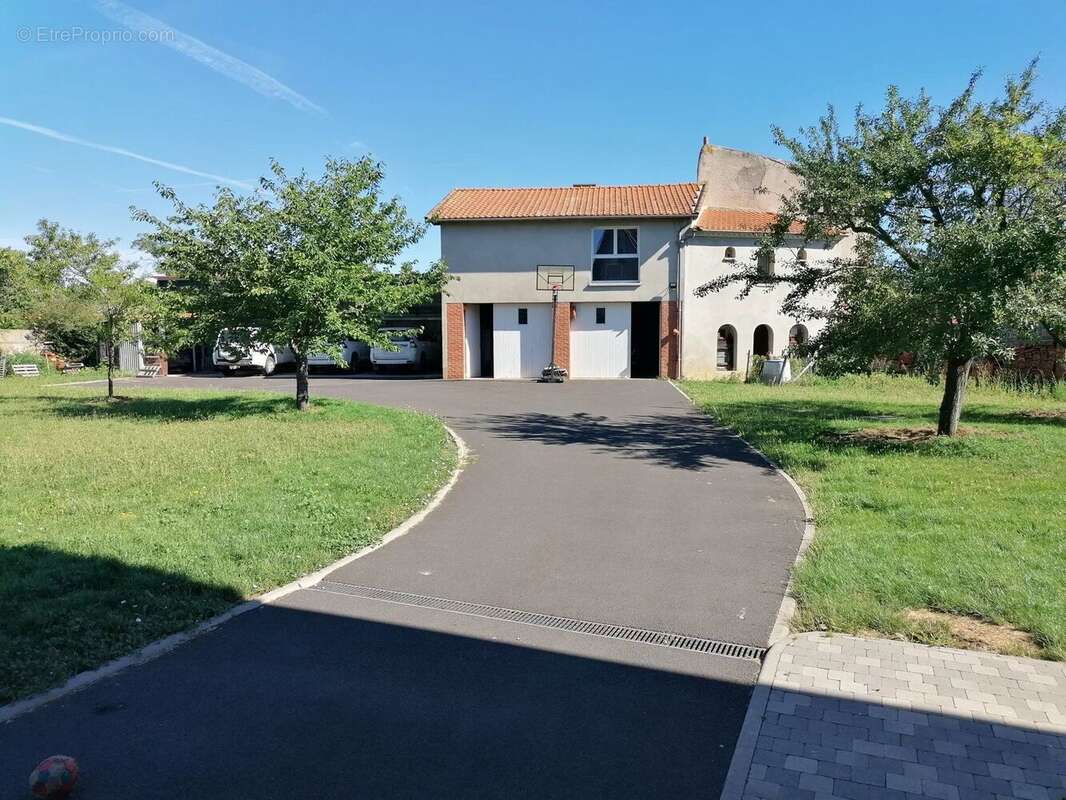 Maison à SAINT-GERMAIN-LEMBRON