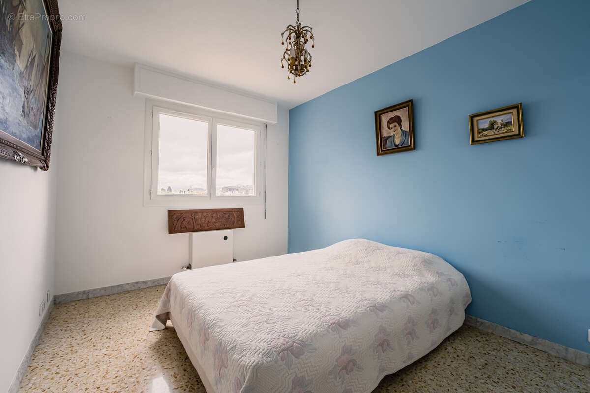 Appartement à SAINT-LAURENT-DU-VAR