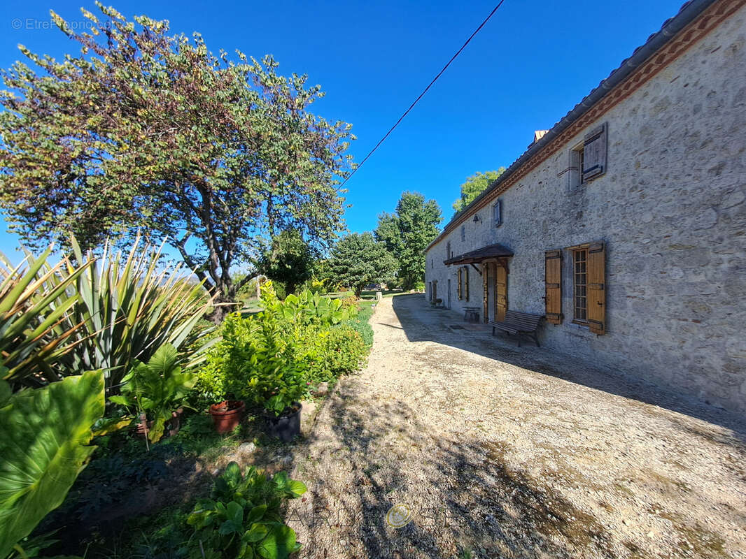 Maison familiale en pierre avec vue panoramique, verger et dépendances. - photo 44
