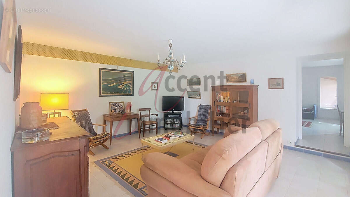 Noves : Mas avec oliviers, piscine et annexes - photo 9