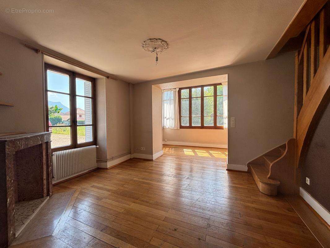 Maison à ENTRE-DEUX-GUIERS