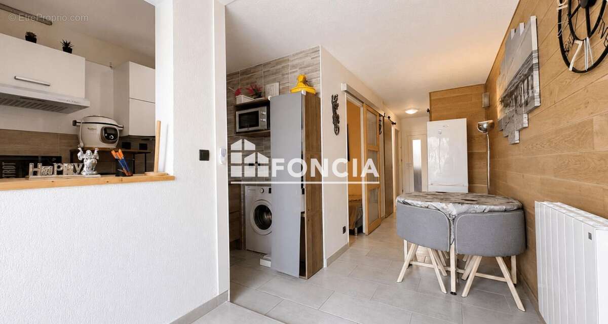 CAP D'AGDE – SECTEUR MALFATO – ÎLE DES MARINAS Appartement rénové en rez-de-jardin avec terrasse sur l'eau, parking privé et acc - photo 4